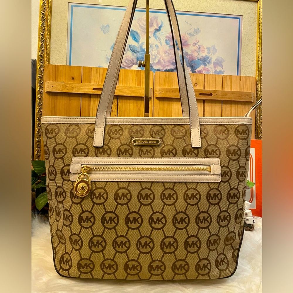 Michael Kors Kempton Handbag